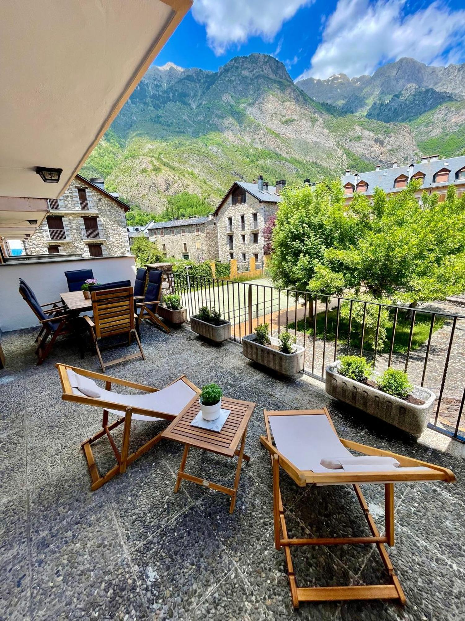 Apartamento Familiar En El Centro De Benasque Con Terraza Kültér fotó